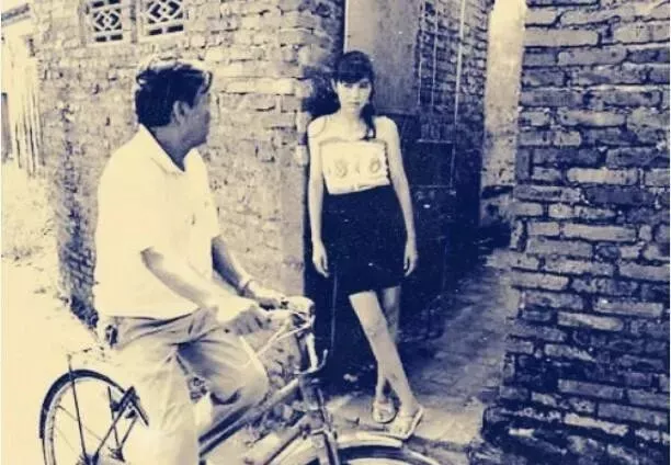 90年代中国街头巷尾 “风尘女子”们的旧照