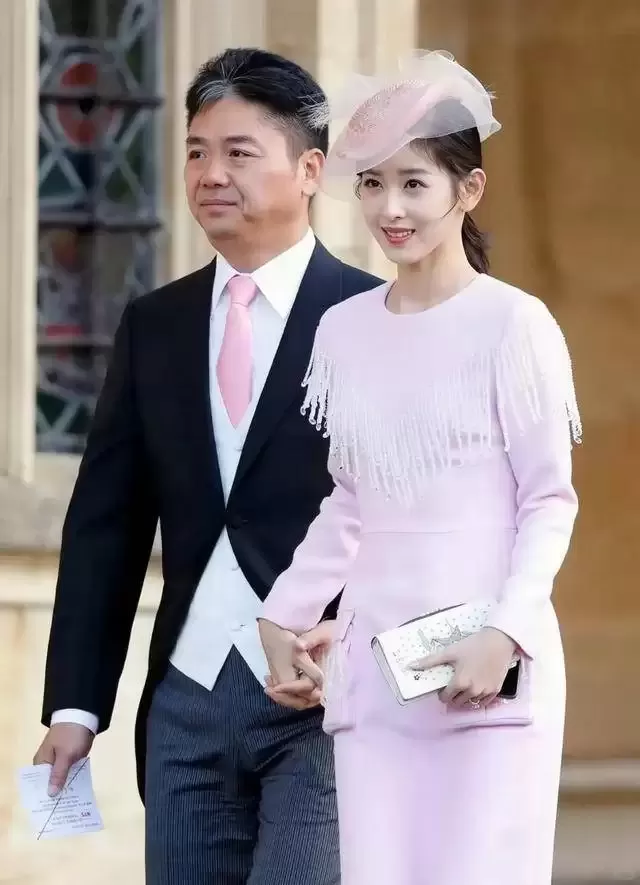 章泽天晒“迪拜照”不到12小时，恶心的一幕发生