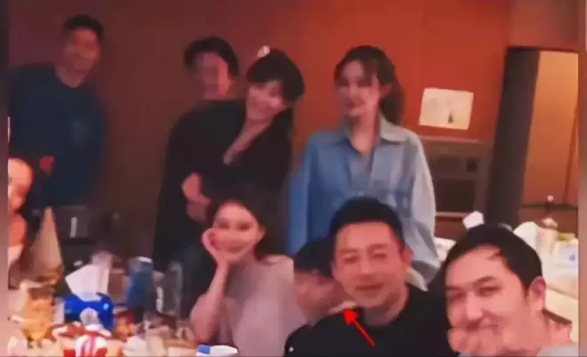 马筱梅挺孕肚陪应酬，汪小菲发文孩子事业要兼顾