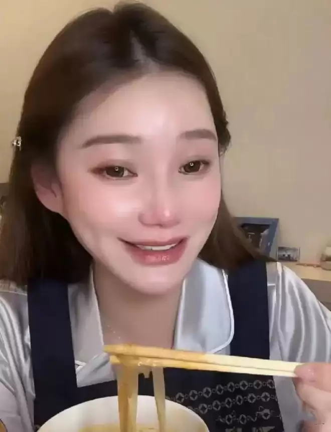 马筱梅挺孕肚陪应酬，汪小菲发文孩子事业要兼顾