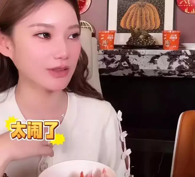 马筱梅挺孕肚陪应酬，汪小菲发文孩子事业要兼顾