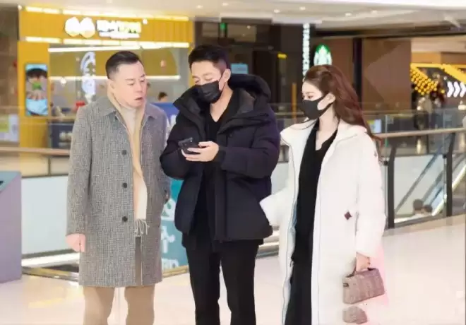 马筱梅挺孕肚陪应酬，汪小菲发文孩子事业要兼顾