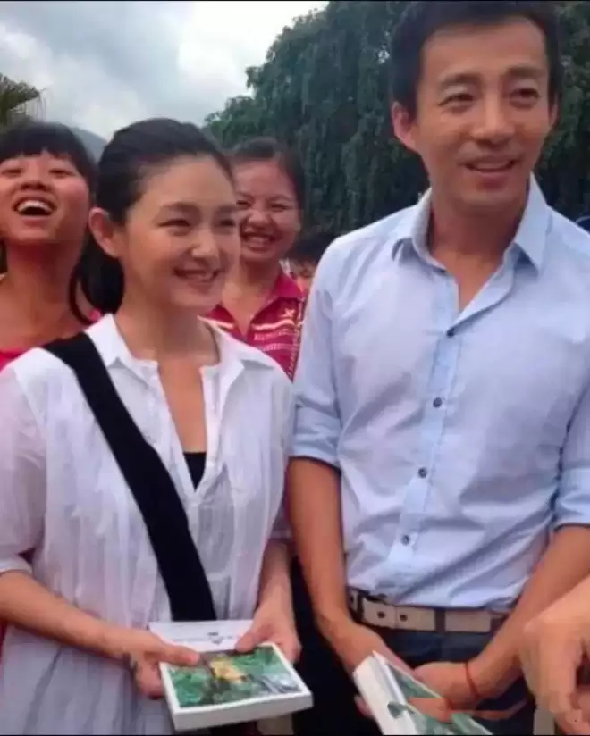 马筱梅挺孕肚陪应酬，汪小菲发文孩子事业要兼顾