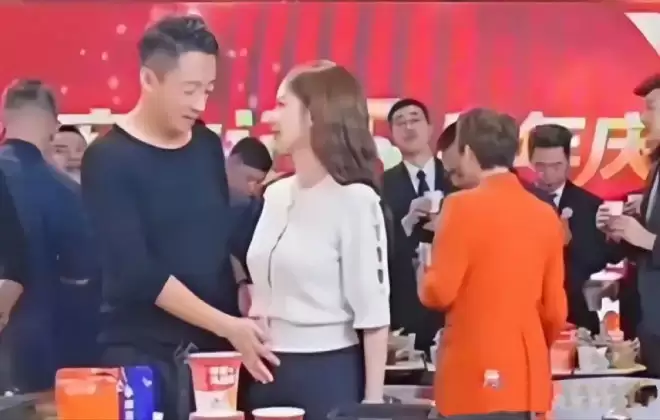 马筱梅挺孕肚陪应酬，汪小菲发文孩子事业要兼顾