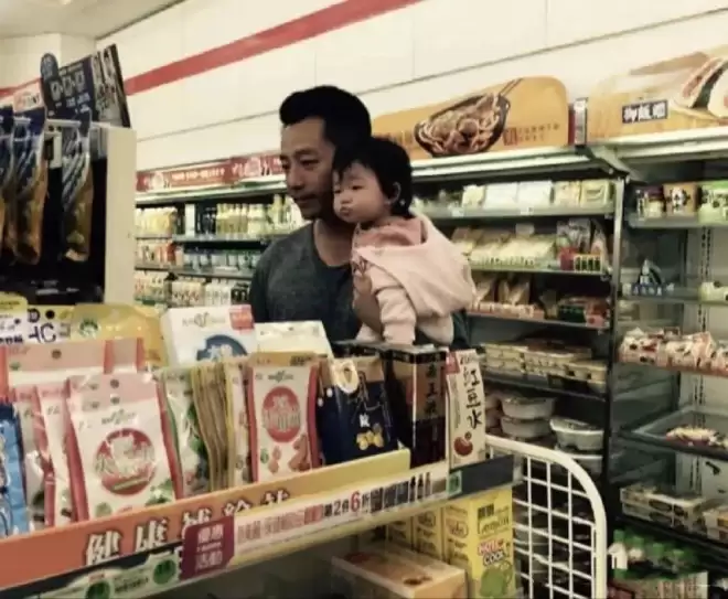 马筱梅挺孕肚陪应酬，汪小菲发文孩子事业要兼顾