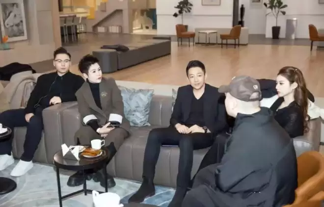 马筱梅挺孕肚陪应酬，汪小菲发文孩子事业要兼顾