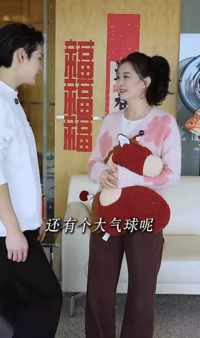 51岁王艳跪地布置别墅，眯眼歪嘴很别扭