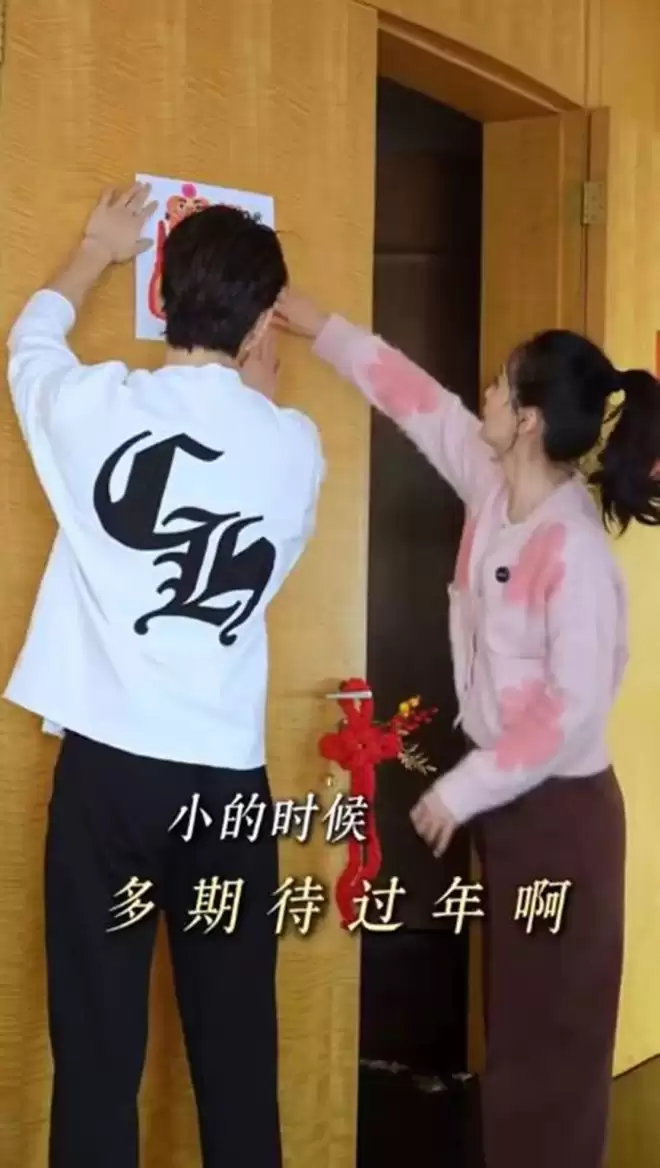 51岁王艳跪地布置别墅，眯眼歪嘴很别扭