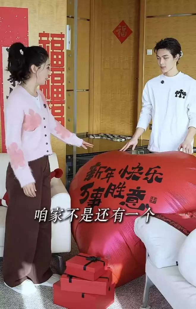 51岁王艳跪地布置别墅，眯眼歪嘴很别扭