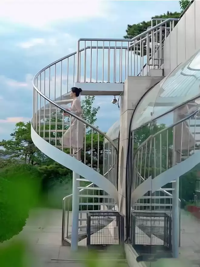 51岁王艳跪地布置别墅，眯眼歪嘴很别扭