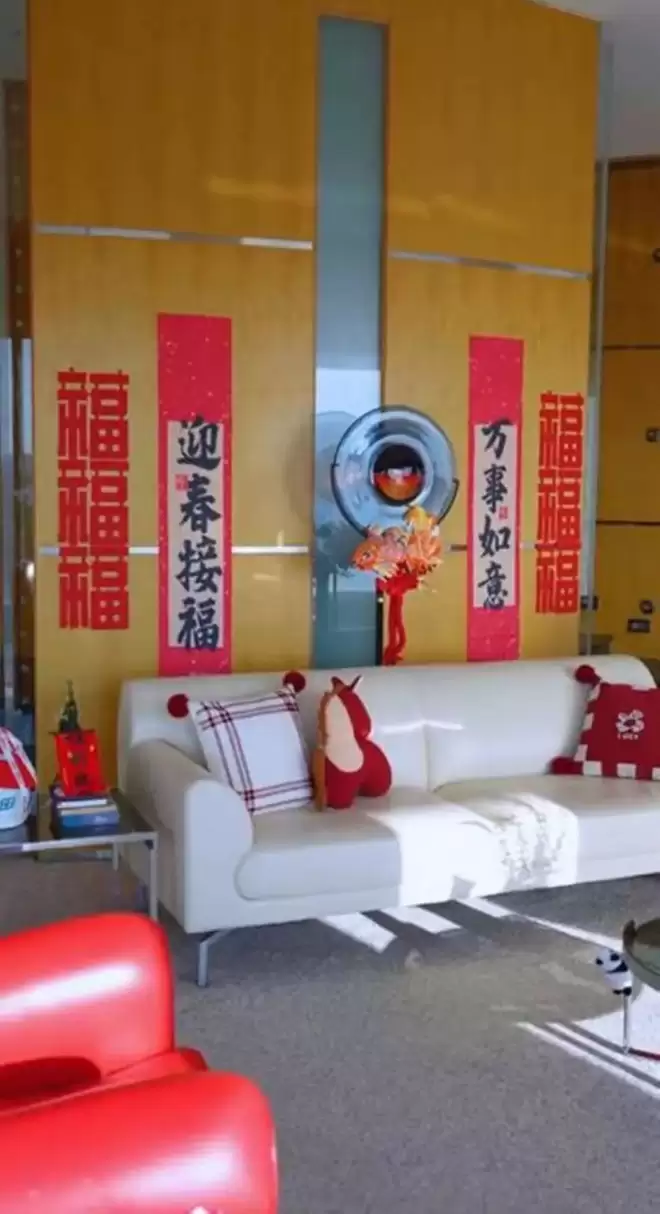 51岁王艳跪地布置别墅，眯眼歪嘴很别扭