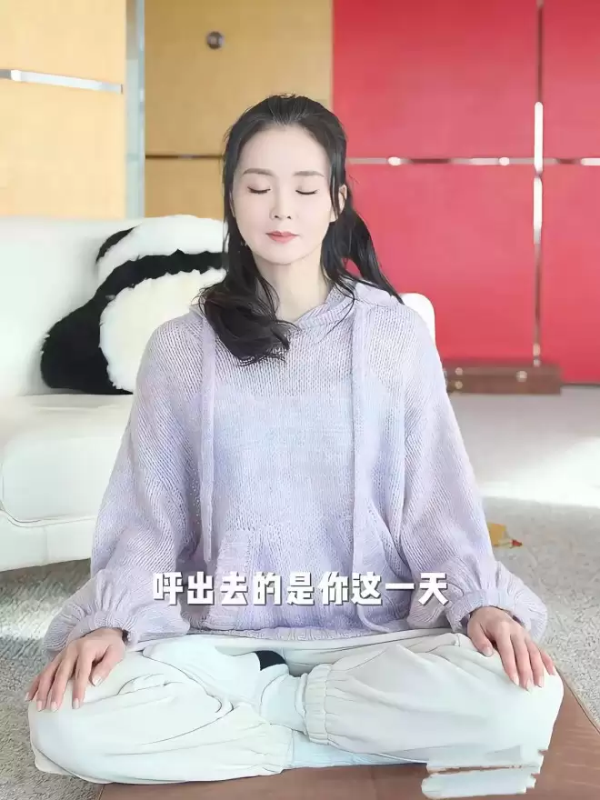51岁王艳跪地布置别墅，眯眼歪嘴很别扭