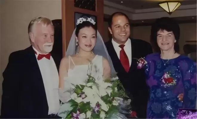 61岁史可庆祝结婚25周年！外公老公罕见照片曝光