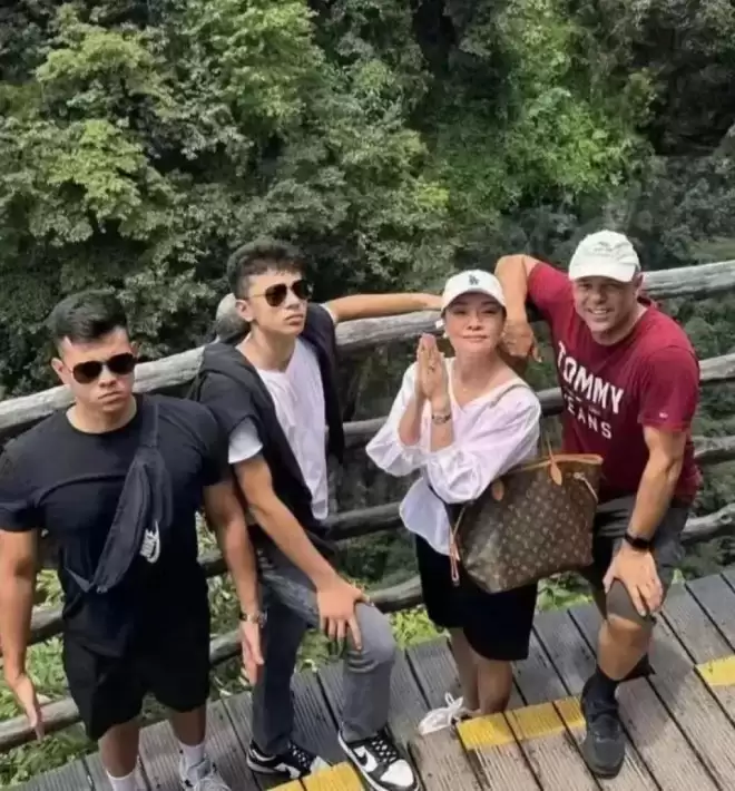 61岁史可庆祝结婚25周年！外公老公罕见照片曝光