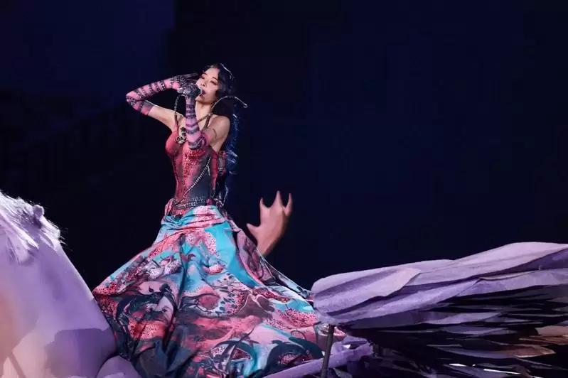 蔡依林跨年夜美翻 3公尺七彩裙骑飞马闯入观众区