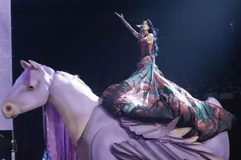 蔡依林跨年夜美翻 3公尺七彩裙骑飞马闯入观众区