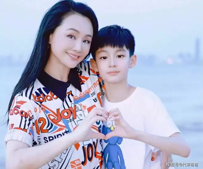 51岁曹颖近况曝光！直播带货两年成交额上亿