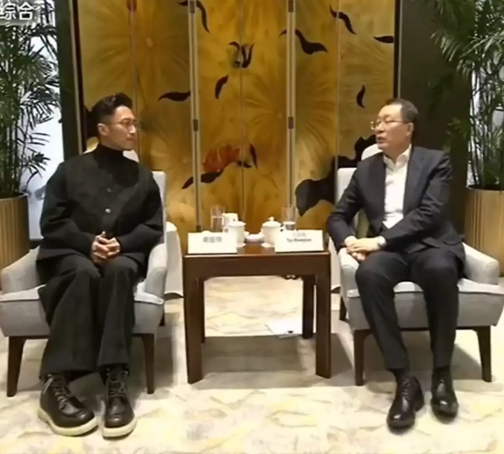谢霆锋见哈尔滨书记于洪涛  乖乖坐姿成热话被戏称“见班主任”