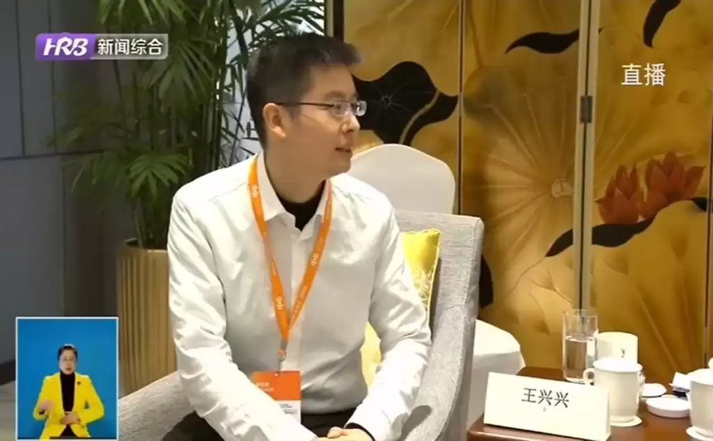 谢霆锋见哈尔滨书记于洪涛  乖乖坐姿成热话被戏称“见班主任”