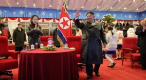 金正恩携女出席跨年活动 向援俄官兵致贺电