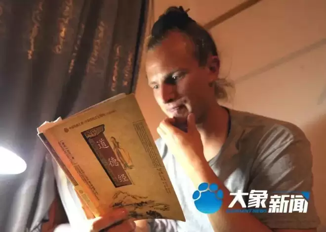 美国小伙赴华15年 金发变“黑发”：叫我“老内”
