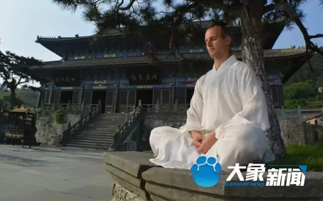 美国小伙赴华15年 金发变“黑发”：叫我“老内”