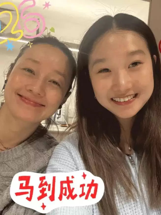 马伊琍新年第一天晒全家福！和大女儿素颜合影好温馨