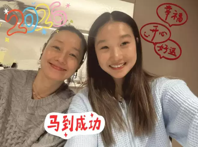 马伊琍新年第一天晒全家福！和大女儿素颜合影好温馨