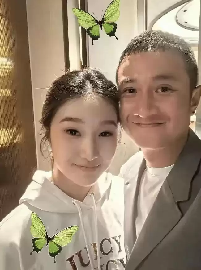 马伊琍新年第一天晒全家福！和大女儿素颜合影好温馨