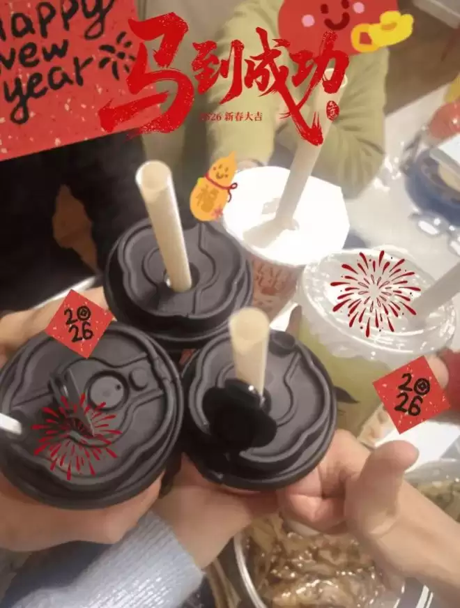 马伊琍新年第一天晒全家福！和大女儿素颜合影好温馨
