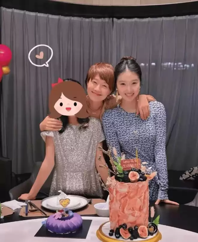马伊琍新年第一天晒全家福！和大女儿素颜合影好温馨