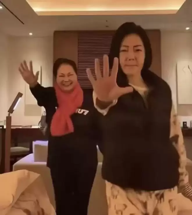 小S发跨年照纪念大S，对比去年不止少了一个人