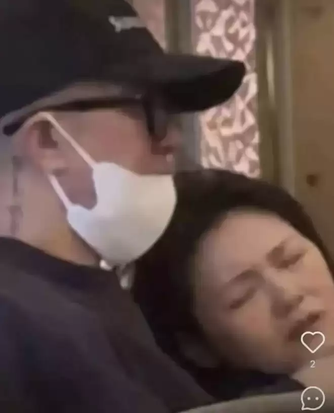 小S发跨年照纪念大S，对比去年不止少了一个人
