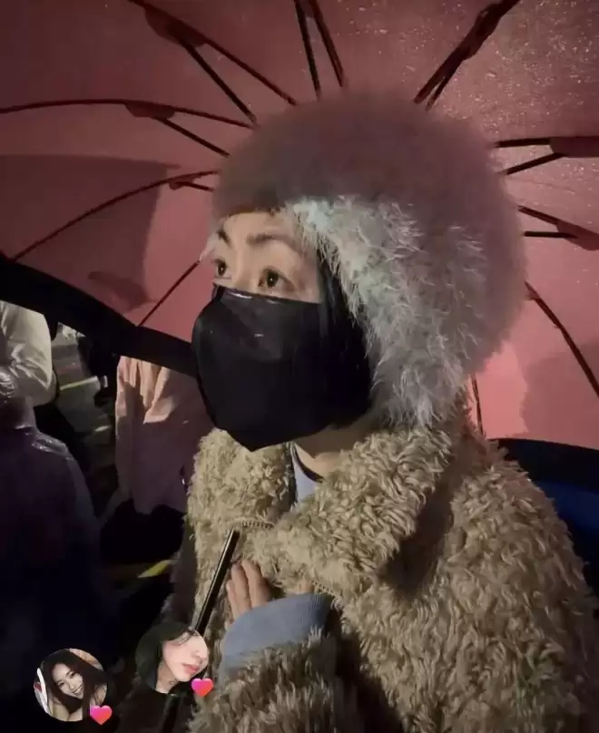 小S发跨年照纪念大S，对比去年不止少了一个人