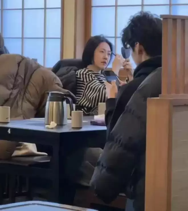 小S发跨年照纪念大S，对比去年不止少了一个人