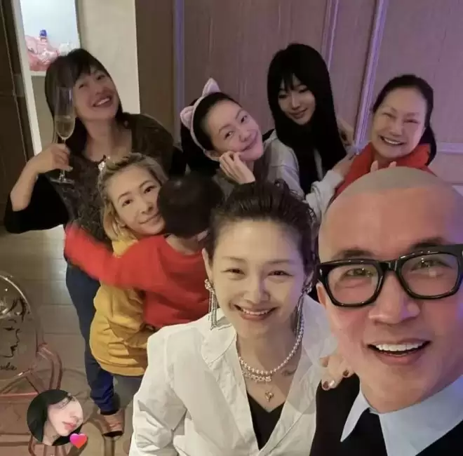 小S发跨年照纪念大S，对比去年不止少了一个人