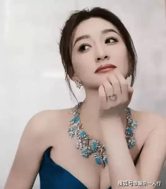 李小冉机场生图曝光！中年魔鬼身材秒杀全场
