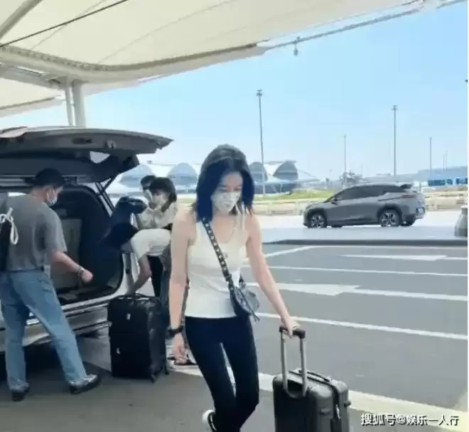 李小冉机场生图曝光！中年魔鬼身材秒杀全场