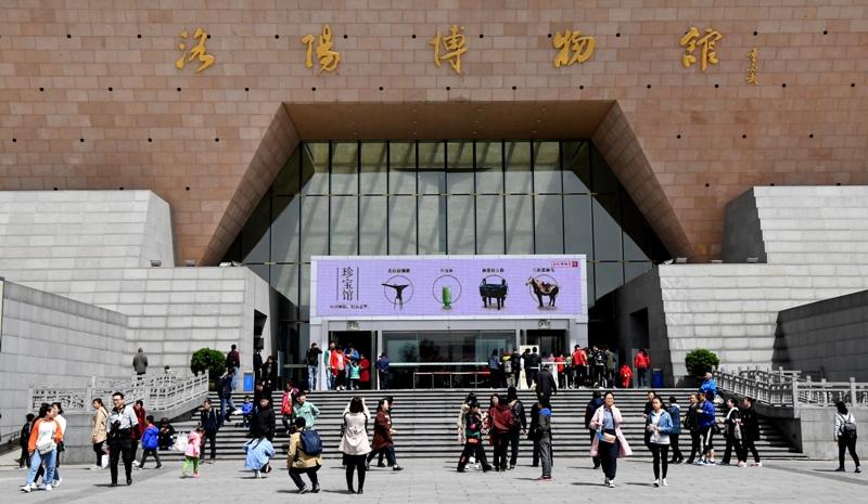 中国博物馆又出事“唐代彩绘贴金陶马”展柜内破损倒下