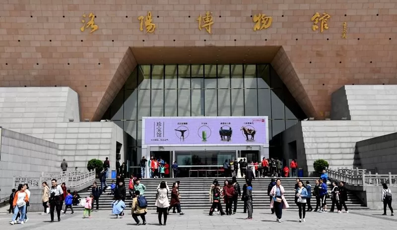 中国博物馆又出事“唐代彩绘贴金陶马”展柜内破损倒下
