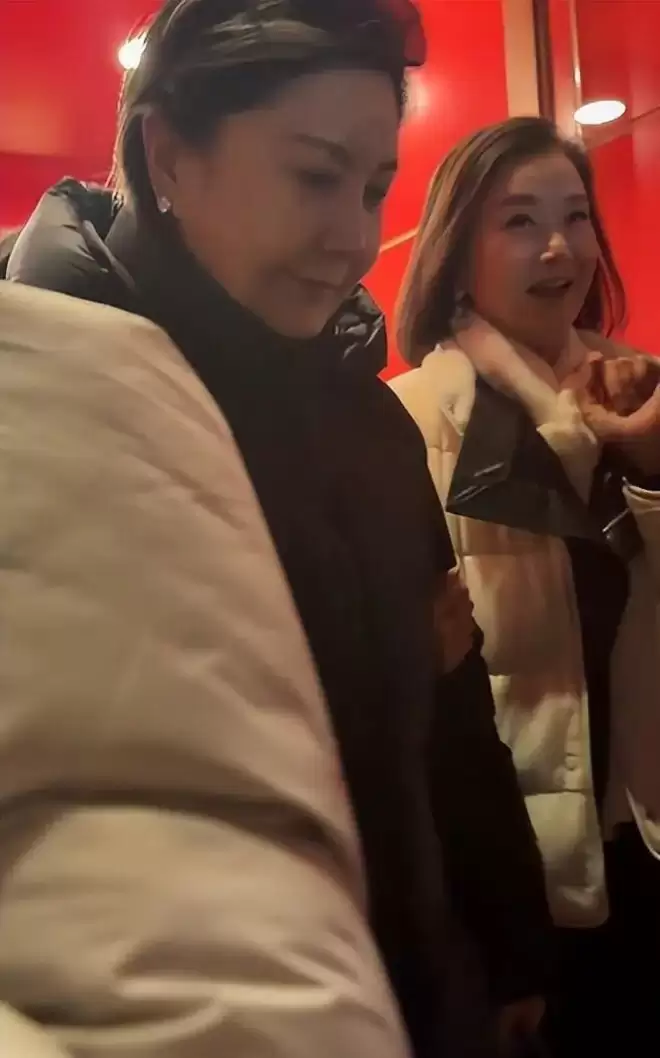 59岁宋祖英现身北京 坐包厢看戏 看她脸才知岁月真不败美人