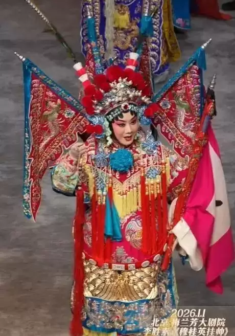 59岁宋祖英现身北京 坐包厢看戏 看她脸才知岁月真不败美人