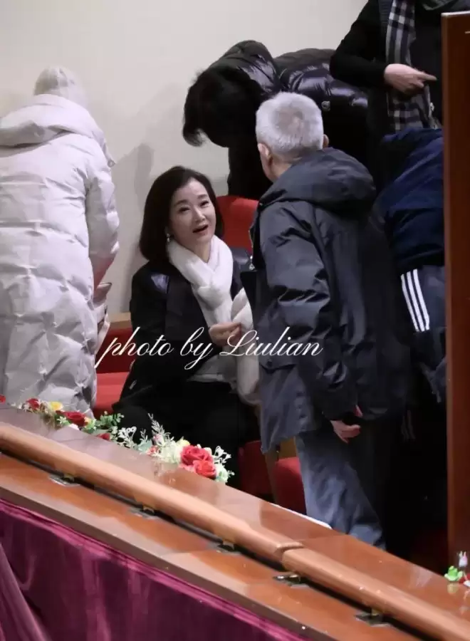 59岁宋祖英现身北京 坐包厢看戏 看她脸才知岁月真不败美人