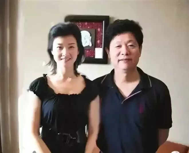 59岁宋祖英现身北京 坐包厢看戏 看她脸才知岁月真不败美人