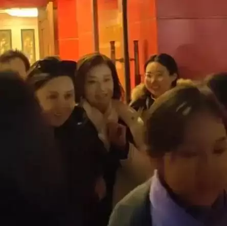 59岁宋祖英现身北京 坐包厢看戏 看她脸才知岁月真不败美人