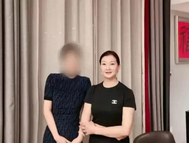 59岁宋祖英现身北京 坐包厢看戏 看她脸才知岁月真不败美人