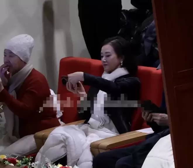 59岁宋祖英现身北京 坐包厢看戏 看她脸才知岁月真不败美人