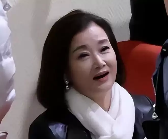 59岁宋祖英现身北京 坐包厢看戏 看她脸才知岁月真不败美人