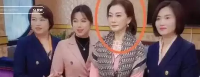 59岁宋祖英现身北京 坐包厢看戏 看她脸才知岁月真不败美人