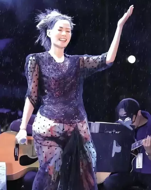 杨澜的爆料 撕下了王菲的“遮羞布” 难怪谢霆锋拒绝和她结婚
